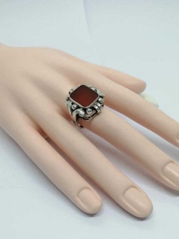 Bague argent, monture ouvragée, avec plaque de cornaline, 1900-20. – Image 5