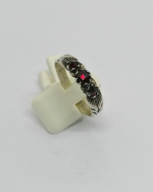 Bague argent, gros anneau avec sertie de grenats taille bohême, 1920. – Image 2