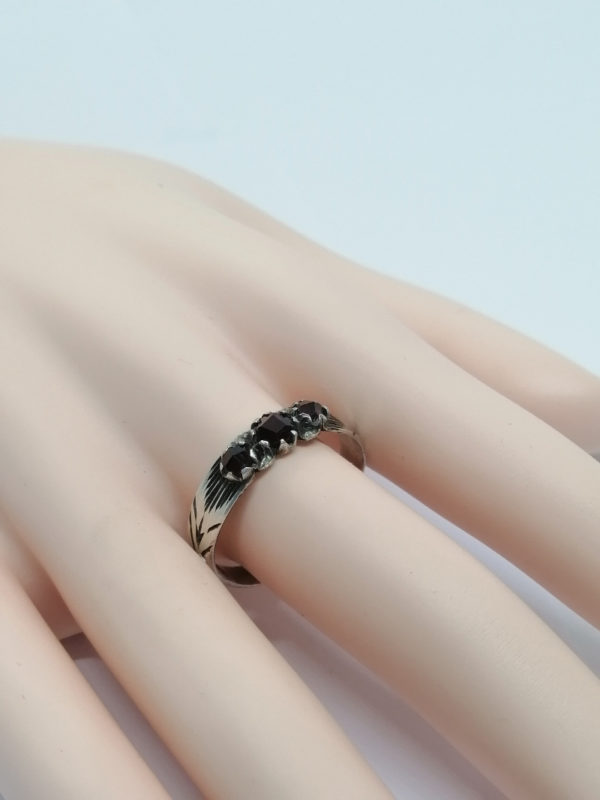 Bague argent, gros anneau avec sertie de grenats taille bohême, 1920. – Image 5