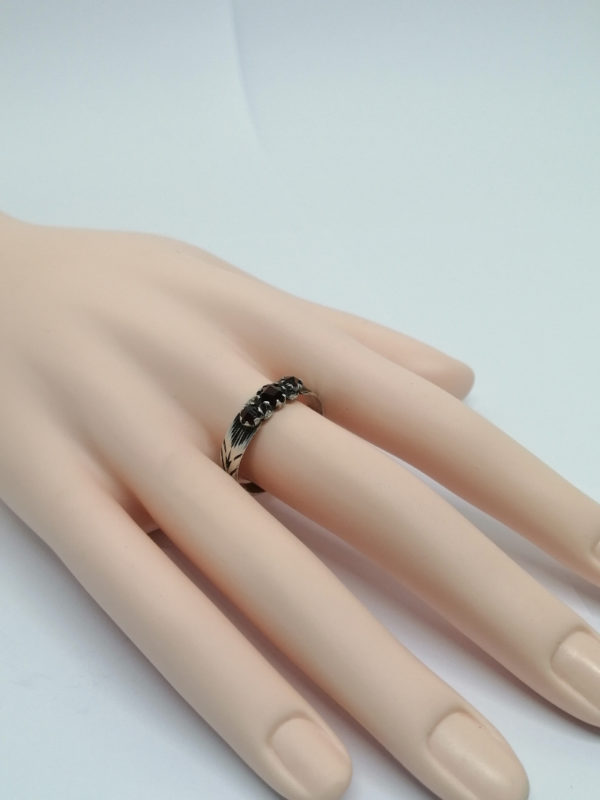 Bague argent, gros anneau avec sertie de grenats taille bohême, 1920. – Image 7