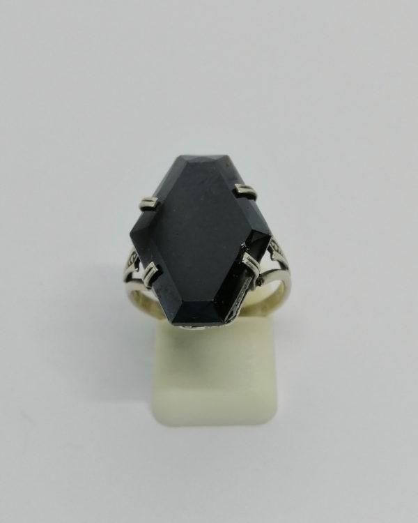 Bague argent, avec en sertie griffes une hématite hexagonale, Art Déco.