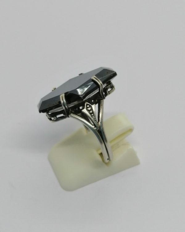 Bague argent, avec en sertie griffes une hématite hexagonale, Art Déco. – Image 2