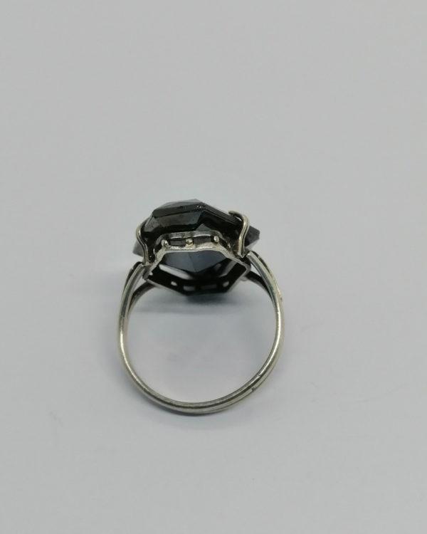 Bague argent, avec en sertie griffes une hématite hexagonale, Art Déco. – Image 3