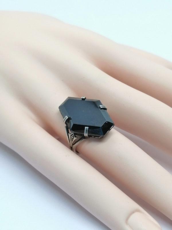 Bague argent, avec en sertie griffes une hématite hexagonale, Art Déco. – Image 4