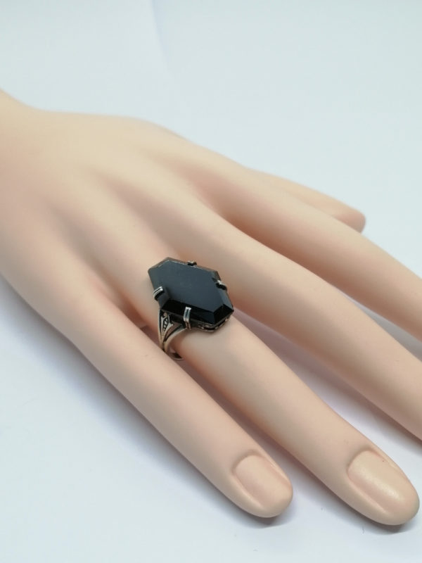 Bague argent, avec en sertie griffes une hématite hexagonale, Art Déco. – Image 5