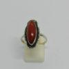 Bague argent, forme marquise, cabochon de corail, sertie de marcasites, vers 1925.
