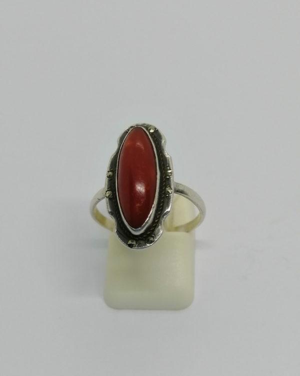 Bague argent, forme marquise, cabochon de corail, sertie de marcasites, vers 1925.
