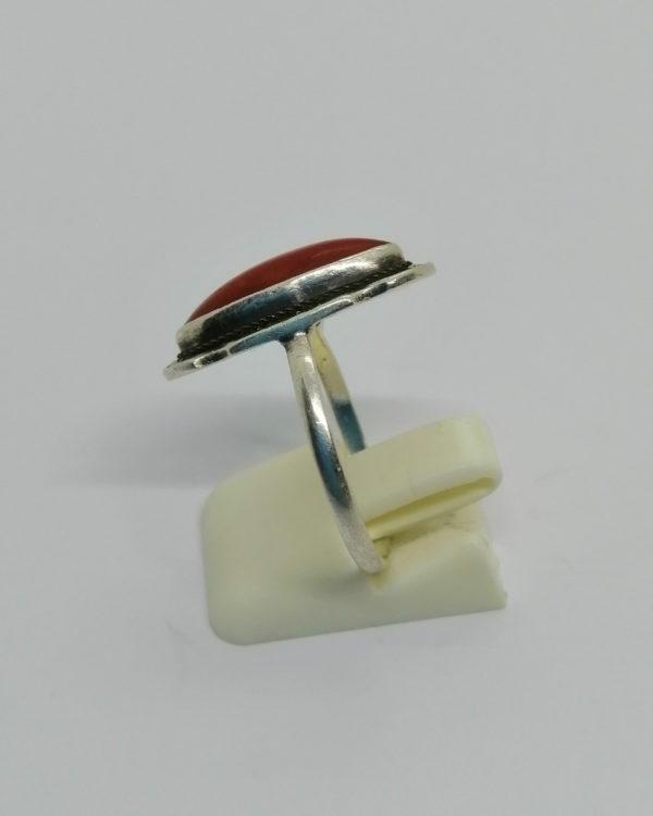 Bague argent, forme marquise, cabochon de corail, sertie de marcasites, vers 1925. – Image 2