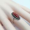 Bague argent, forme marquise, cabochon de corail, sertie de marcasites, vers 1925. – Image 4
