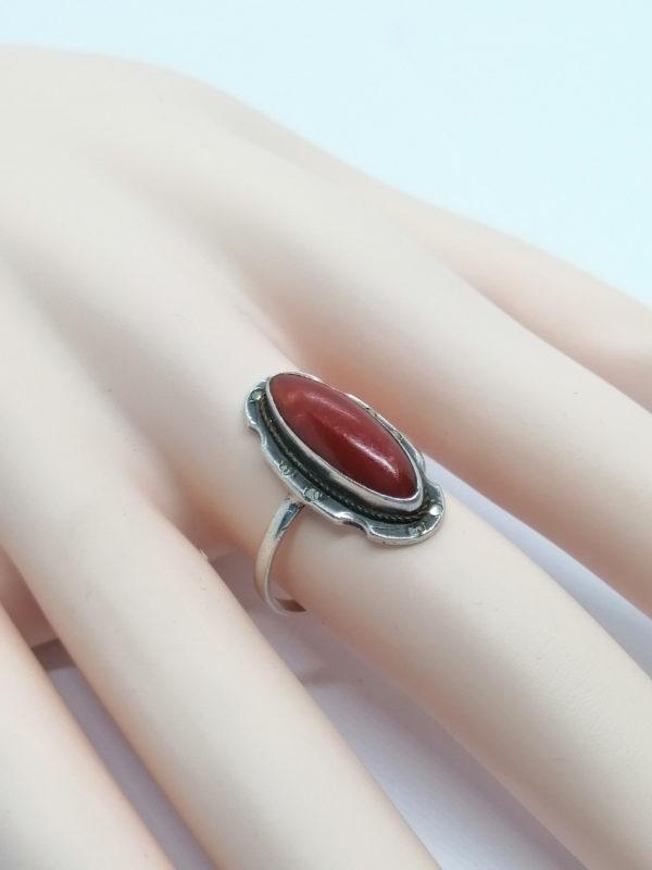Bague argent, forme marquise, cabochon de corail, sertie de marcasites, vers 1925. – Image 4