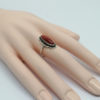 Bague argent, forme marquise, cabochon de corail, sertie de marcasites, vers 1925. – Image 5