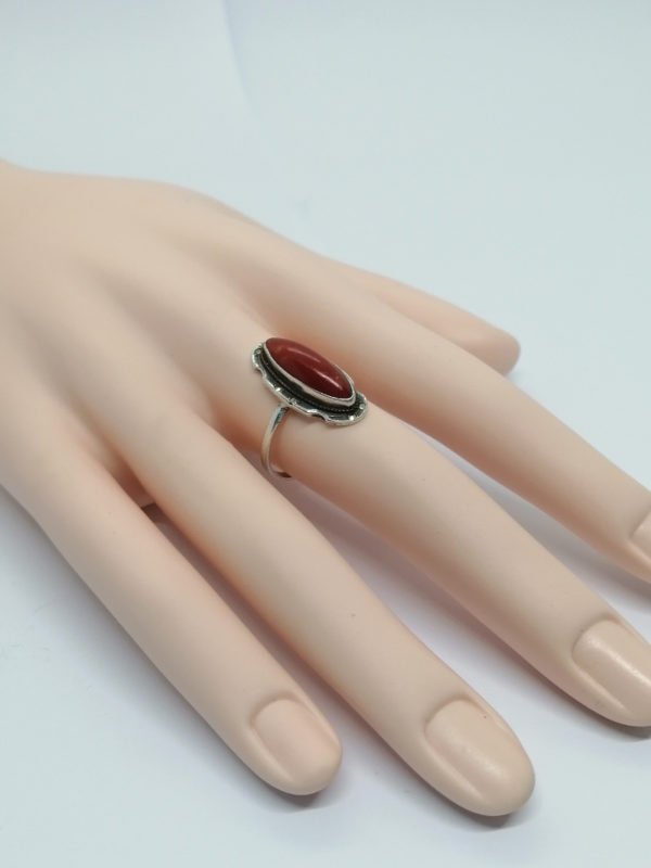 Bague argent, forme marquise, cabochon de corail, sertie de marcasites, vers 1925. – Image 5