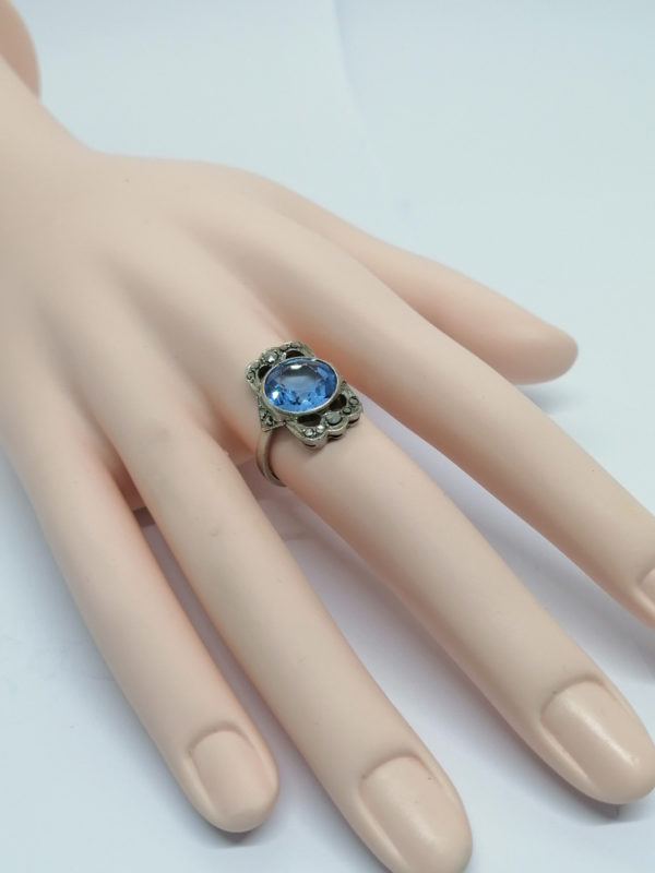 Bague argent, pierre bleu de synthèse et pavage de marcasites, vers 1920. – Image 5