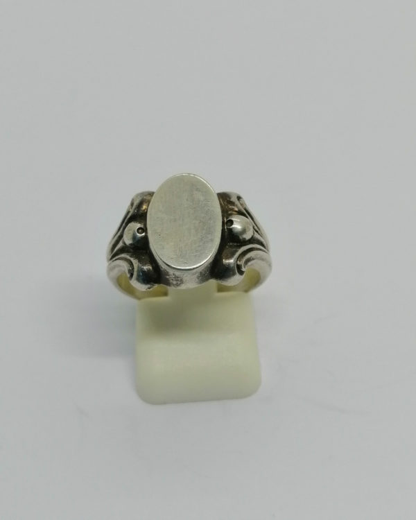 Bague argent, petite chevalière restant à graver, 1900-20.