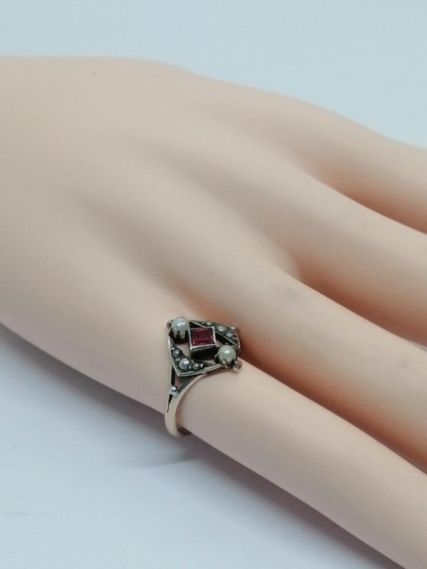 Bague argent/vermeil, pierre rouge et demi-perles d'imitation, vers 1900. – Image 4