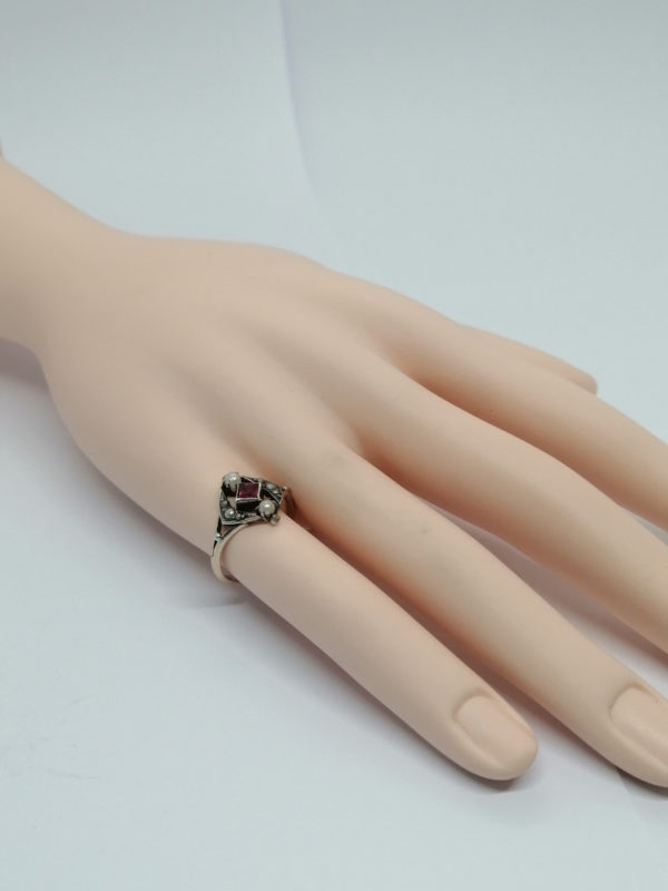 Bague argent/vermeil, pierre rouge et demi-perles d'imitation, vers 1900. – Image 5