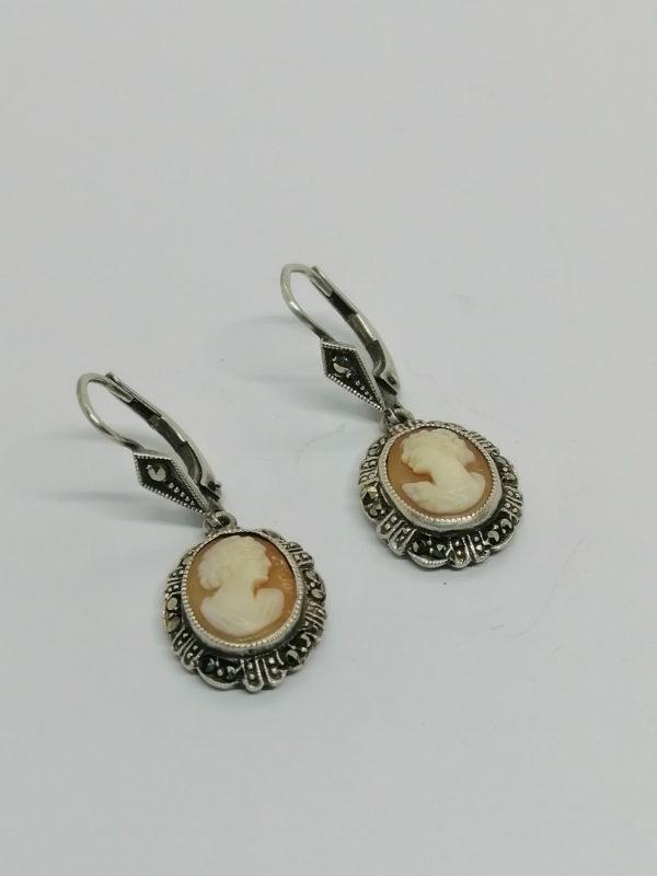 Boucles d'oreilles pendantes camée coquillage, marcasites, vers 1920-30.