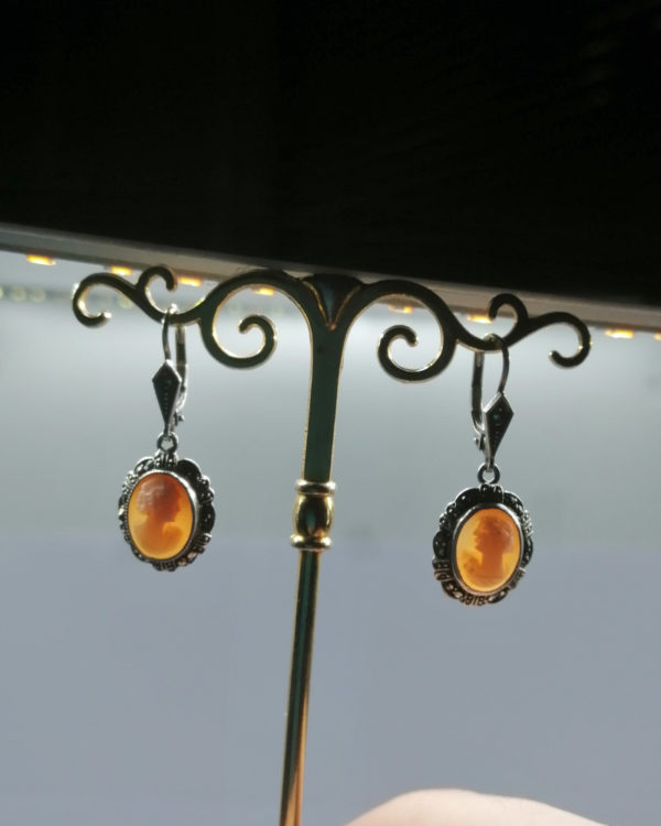 Boucles d'oreilles pendantes camée coquillage, marcasites, vers 1920-30. – Image 5