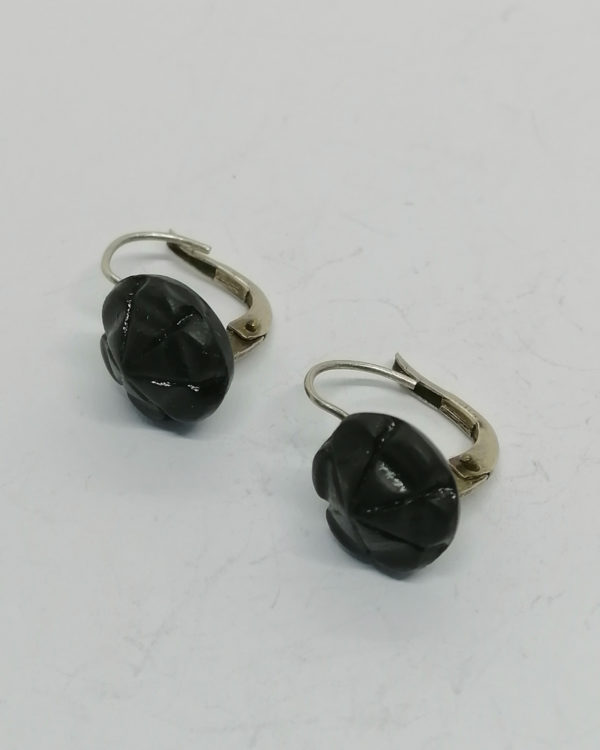 Boucles d'oreilles argent, dormeuse avec fleurette en jais, vers 1900.