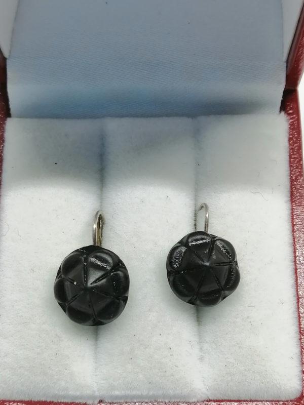 Boucles d'oreilles argent, dormeuse avec fleurette en jais, vers 1900. – Image 2