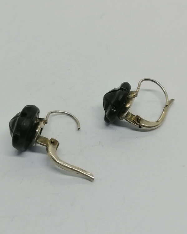 Boucles d'oreilles argent, dormeuse avec fleurette en jais, vers 1900. – Image 4