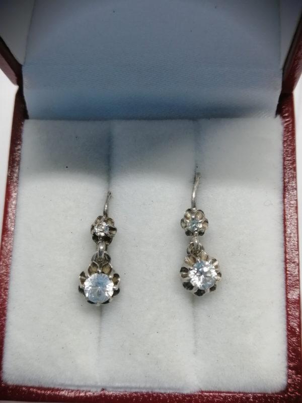 Boucles d'oreilles, petites dormeuses avec saphir blanc, vers 1900.