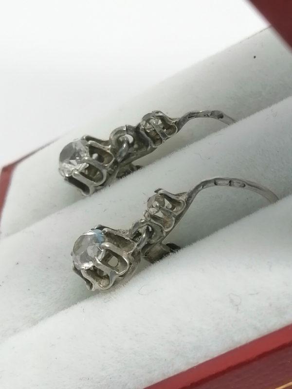 Boucles d'oreilles, petites dormeuses avec saphir blanc, vers 1900. – Image 2