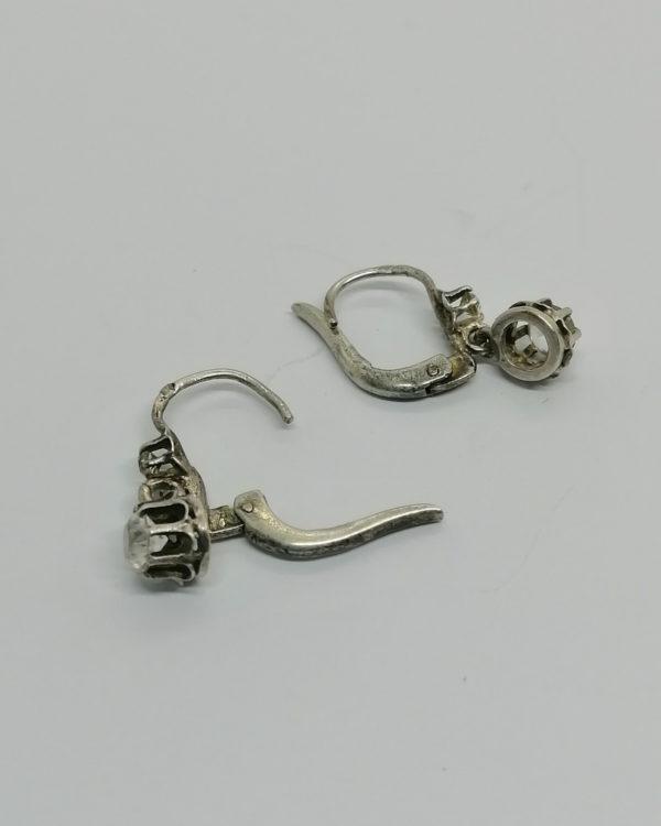 Boucles d'oreilles, petites dormeuses avec saphir blanc, vers 1900. – Image 3