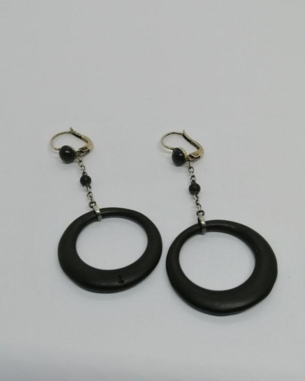 Paire de boucles d'oreilles pendantes en argent et jais, vers 1925.