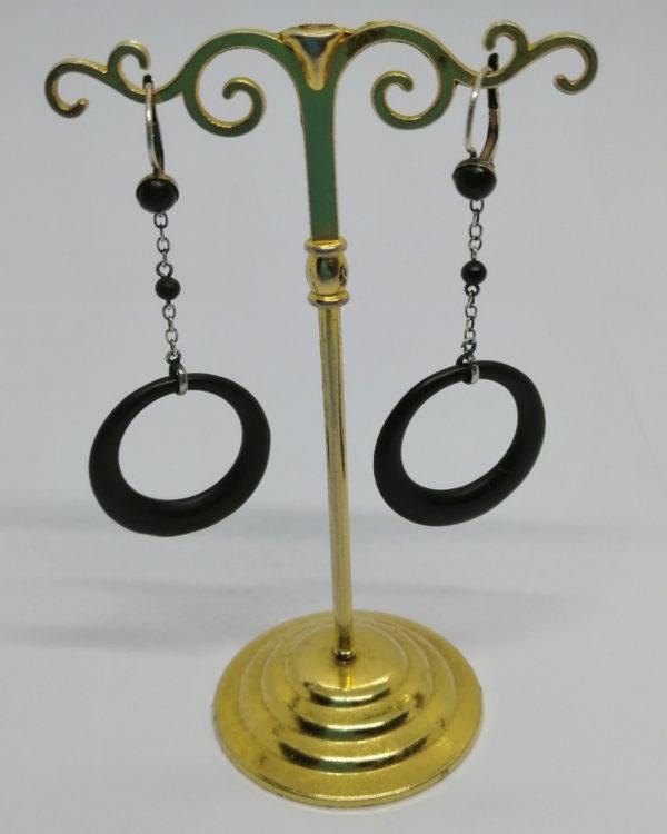 Paire de boucles d'oreilles pendantes en argent et jais, vers 1925. – Image 2