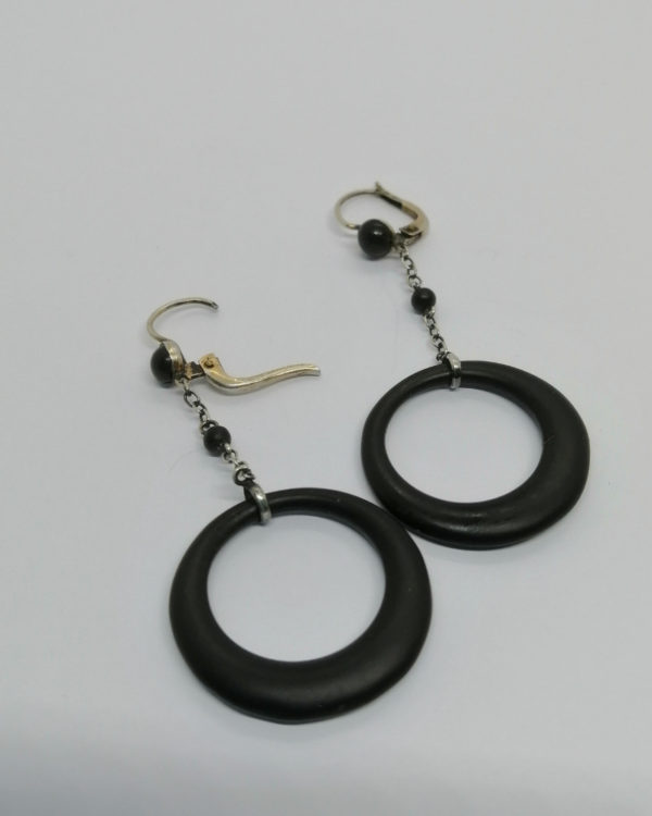 Paire de boucles d'oreilles pendantes en argent et jais, vers 1925. – Image 4