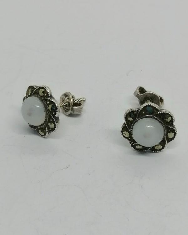 Boucles d'oreille argent, tigé avec pas de vis, verre opalescent et marcasites.