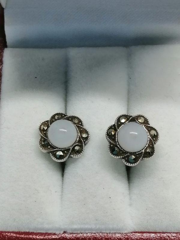 Boucles d'oreille argent, tigé avec pas de vis, verre opalescent et marcasites. – Image 2