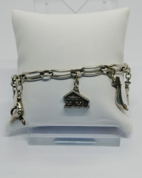 Bracelet argent, maillon long et incurvé, avec breloques, Pays-Basque.