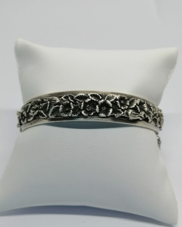 Bracelet argent, jonc ouvrant avec frise de fleurs et feuilles, 1900, Art Nouveau.