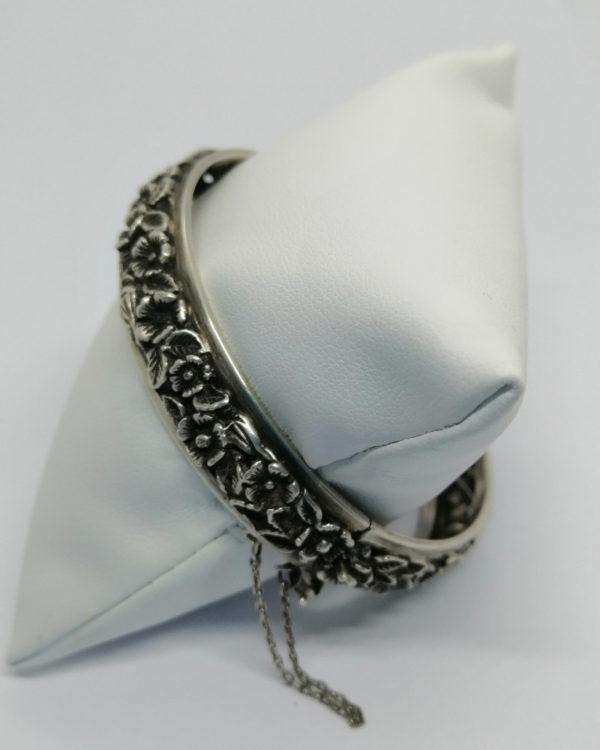 Bracelet argent, jonc ouvrant avec frise de fleurs et feuilles, 1900, Art Nouveau. – Image 2
