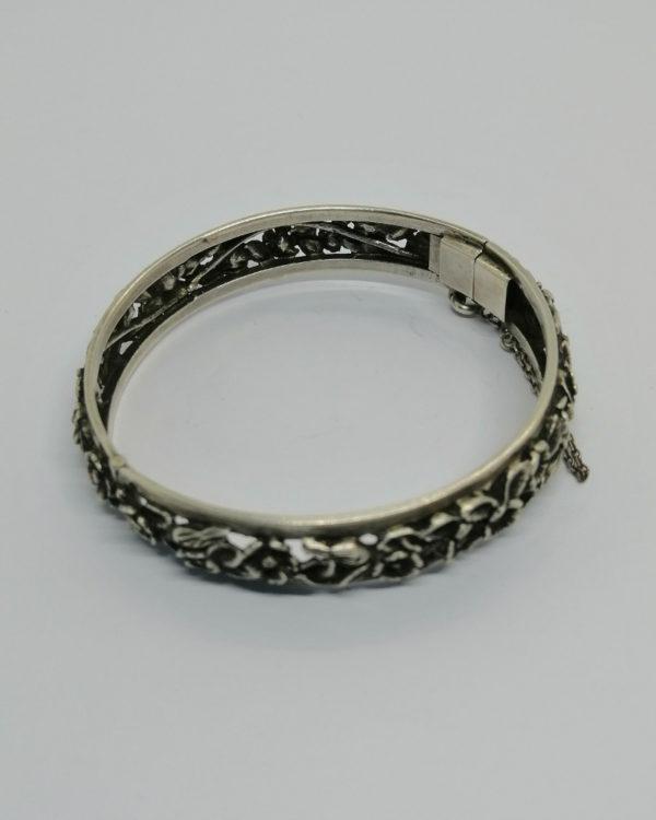Bracelet argent, jonc ouvrant avec frise de fleurs et feuilles, 1900, Art Nouveau. – Image 3