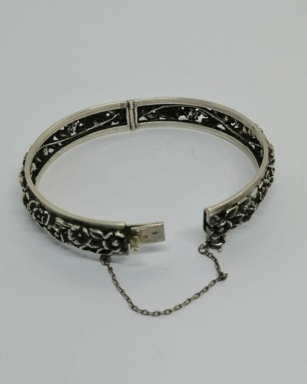 Bracelet argent, jonc ouvrant avec frise de fleurs et feuilles, 1900, Art Nouveau. – Image 4
