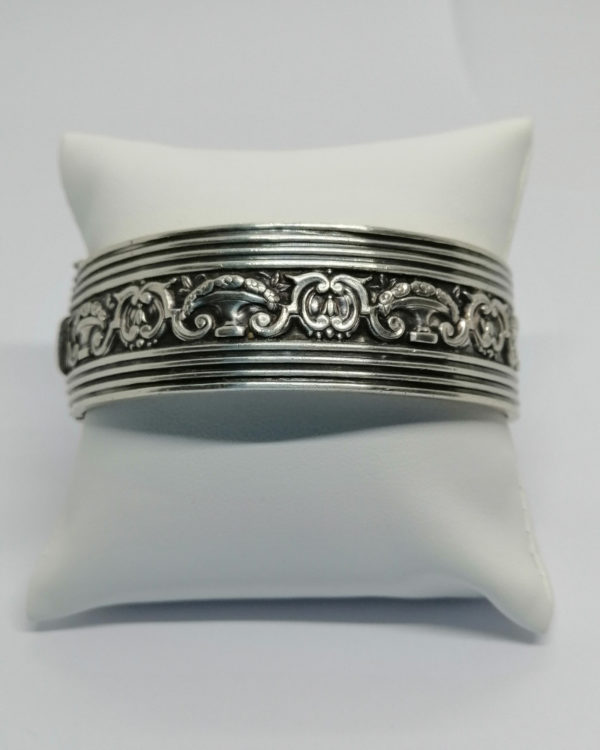 Bracelet argent, jonc, avec frise de corbeilles stylisée, vers 1925.