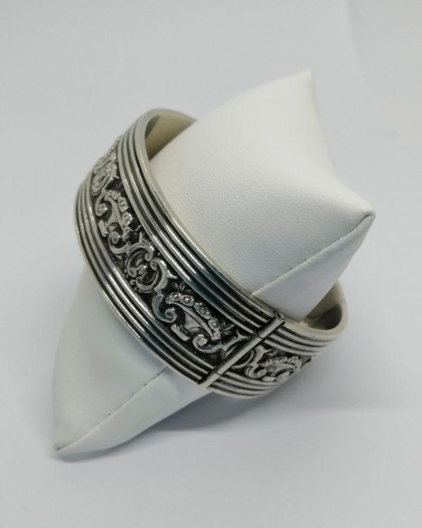 Bracelet argent, jonc, avec frise de corbeilles stylisée, vers 1925. – Image 2