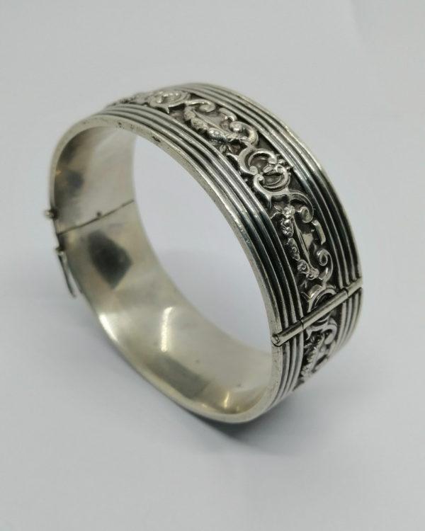 Bracelet argent, jonc, avec frise de corbeilles stylisée, vers 1925. – Image 3