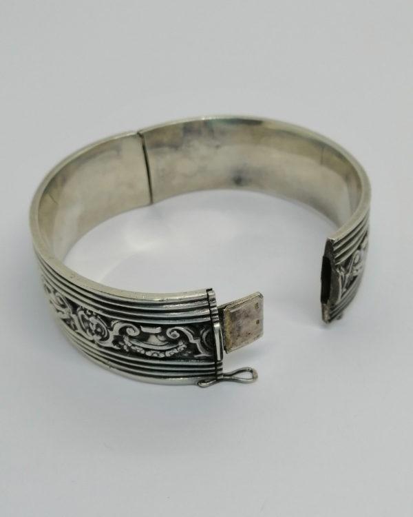 Bracelet argent, jonc, avec frise de corbeilles stylisée, vers 1925. – Image 4