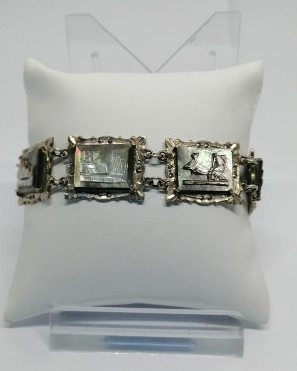 Bracelet argent, avec camées en nacre grise, autour pavage de marcasites, 1920-30.