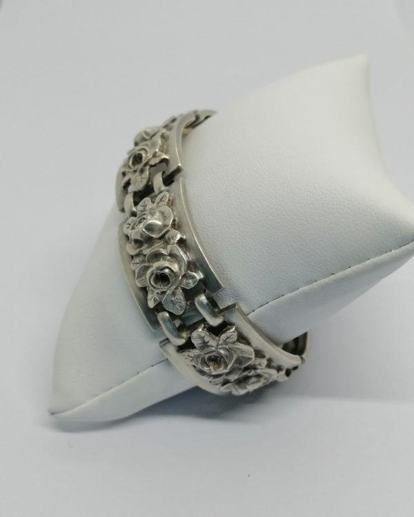 Bracelet argent, avec maillon mobile, et décor de roses et feuilles en relief, vers 1925. – Image 2