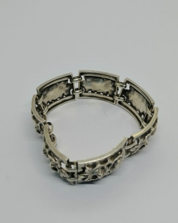 Bracelet argent, avec maillon mobile, et décor de roses et feuilles en relief, vers 1925. – Image 3