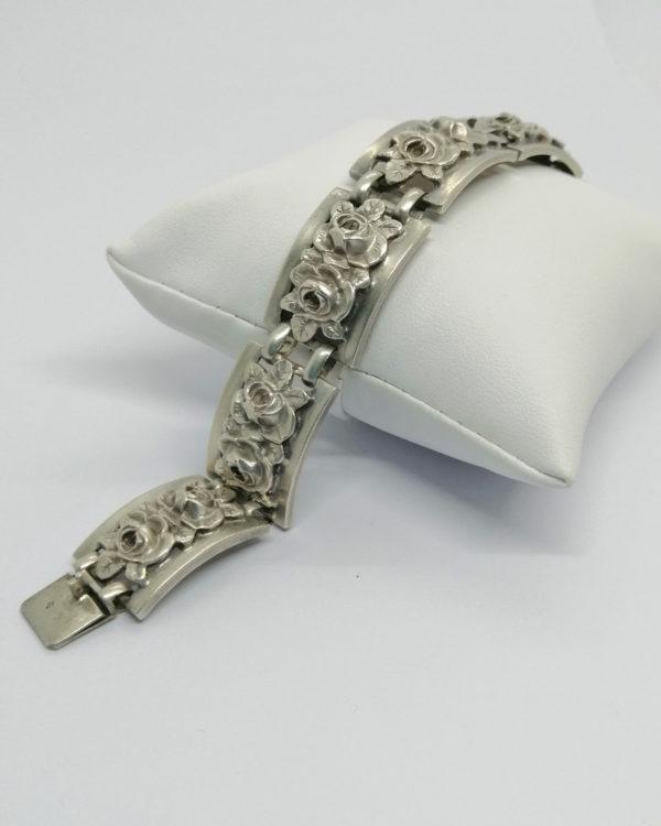Bracelet argent, avec maillon mobile, et décor de roses et feuilles en relief, vers 1925. – Image 4