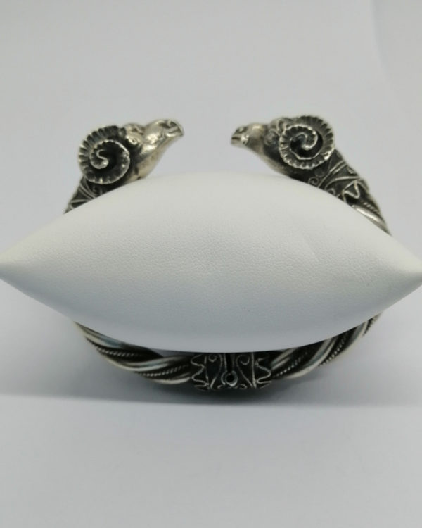 Bracelet argent, jonc ouvrant, fil torsadé et têtes de béliers. – Image 2