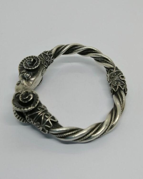 Bracelet argent, jonc ouvrant, fil torsadé et têtes de béliers. – Image 3