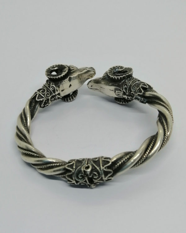 Bracelet argent, jonc ouvrant, fil torsadé et têtes de béliers. – Image 4