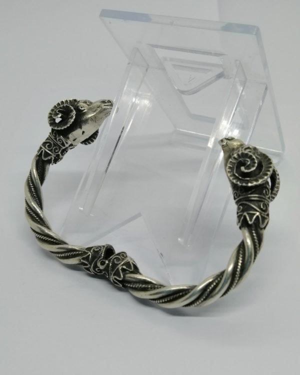 Bracelet argent, jonc ouvrant, fil torsadé et têtes de béliers. – Image 5